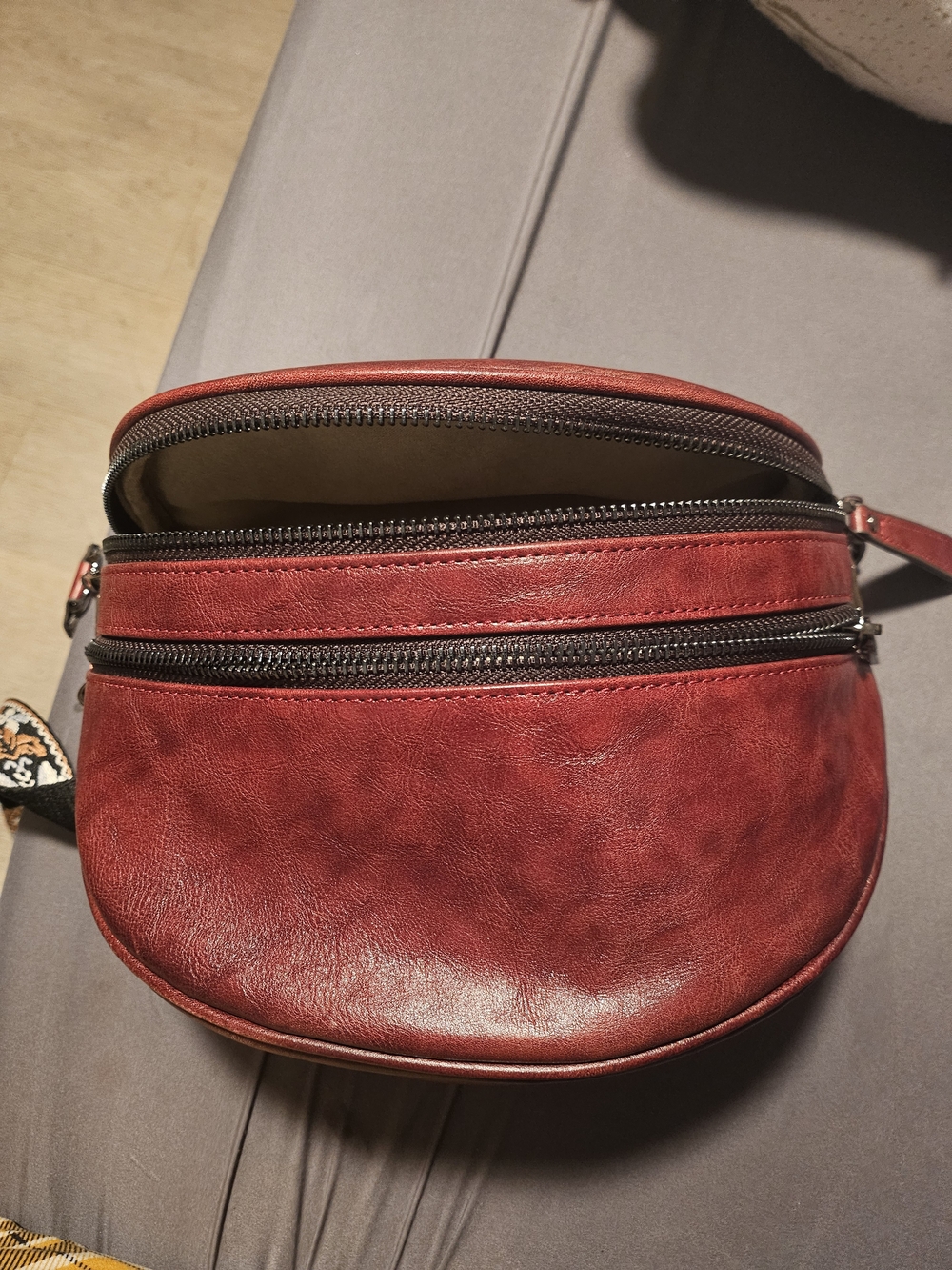 Women’s Red Genuine Leather Crossbody Bag - Classic Zipper Pocket Design